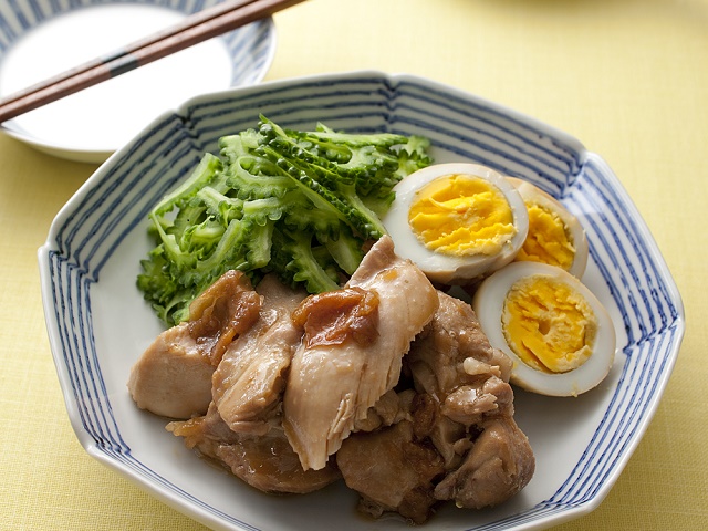 鶏肉とゆで卵の梅煮