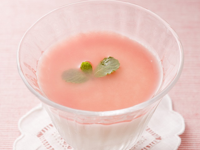 杏仁豆腐のすいかシロップかけ
